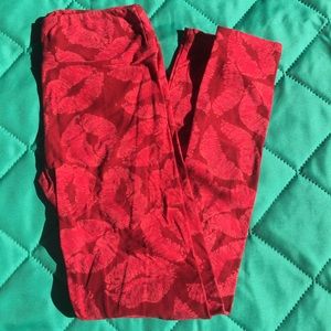 Lularoe lip leggings